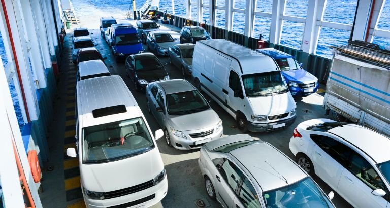 دليل شحن السيارات من السعودية إلى الإمارات (الأمان، الإجراءات، والتكلفة)